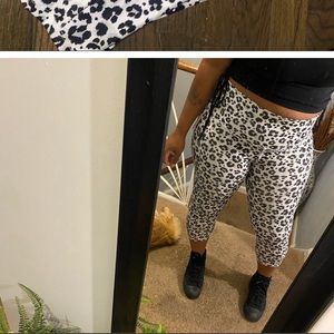 🗣️  GET 2PAIR OF leggings NWT available size Small left